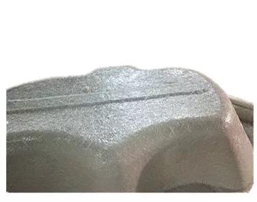 用樹(shù)脂和玻璃纖維復(fù)合在浴缸胚料的底部,使成型產(chǎn)品有足夠的強(qiáng)度