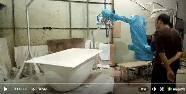 噴射成型工藝是通過(guò)專用噴槍把樹(shù)脂和截?cái)嗟牟AЮw維一起噴射至浴缸底部表面