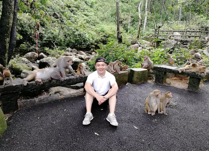 同事“猴(侯)哥”與他的猴弟猴孫們來了張親密合影,他經常說自己是美猴王,果然來到此地享受了一番當王的感覺哈