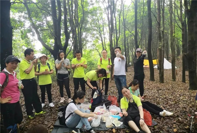 博皓人勞作過后，分享、享受美食