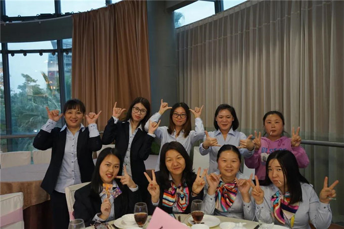 博皓家人們歡聚一堂，把酒言歡，開懷暢飲-3