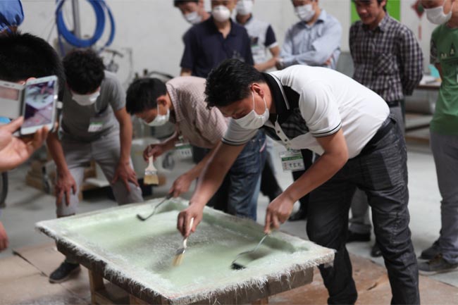 噴涂完成后,用輥筒壓實(shí)玻纖